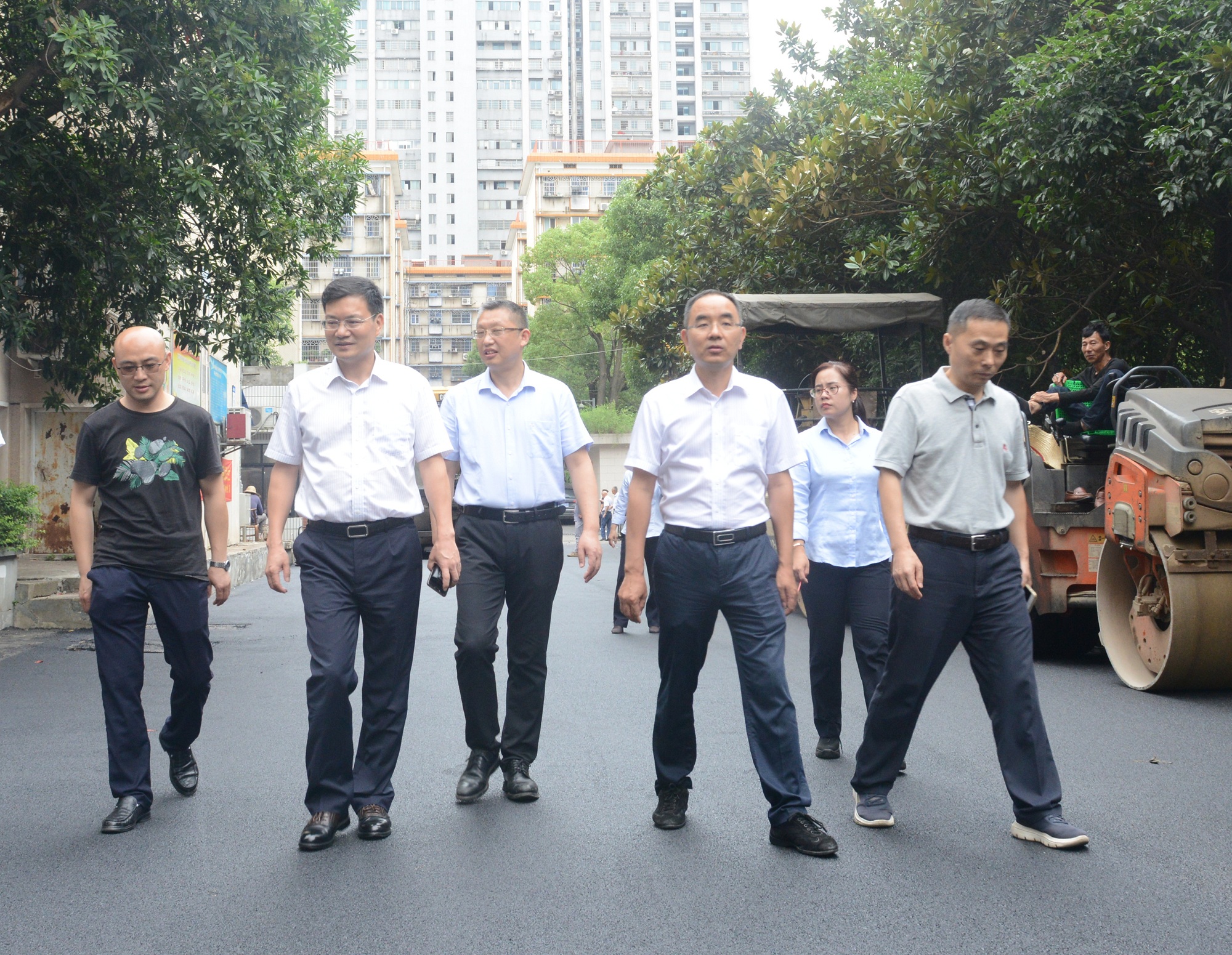 楊宏偉檢查大院瀝青路面改造工作DSC_6474_副本.jpg