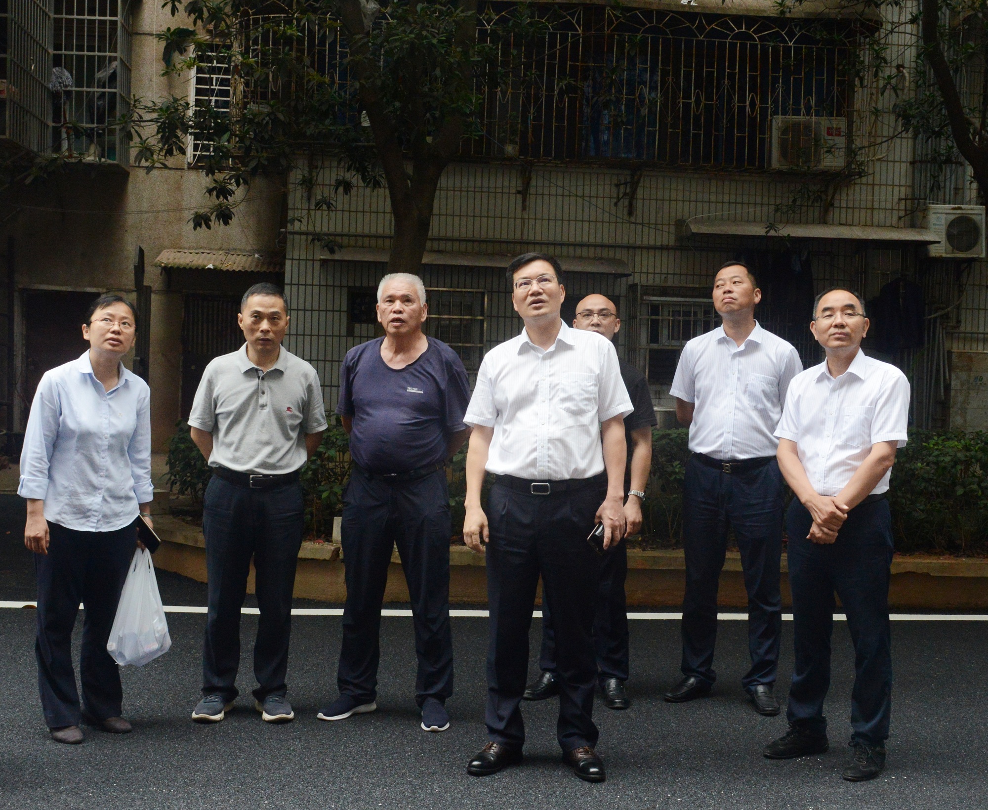 楊宏偉檢查北院樓梯房電梯加裝施工DSC_6524_副本.jpg