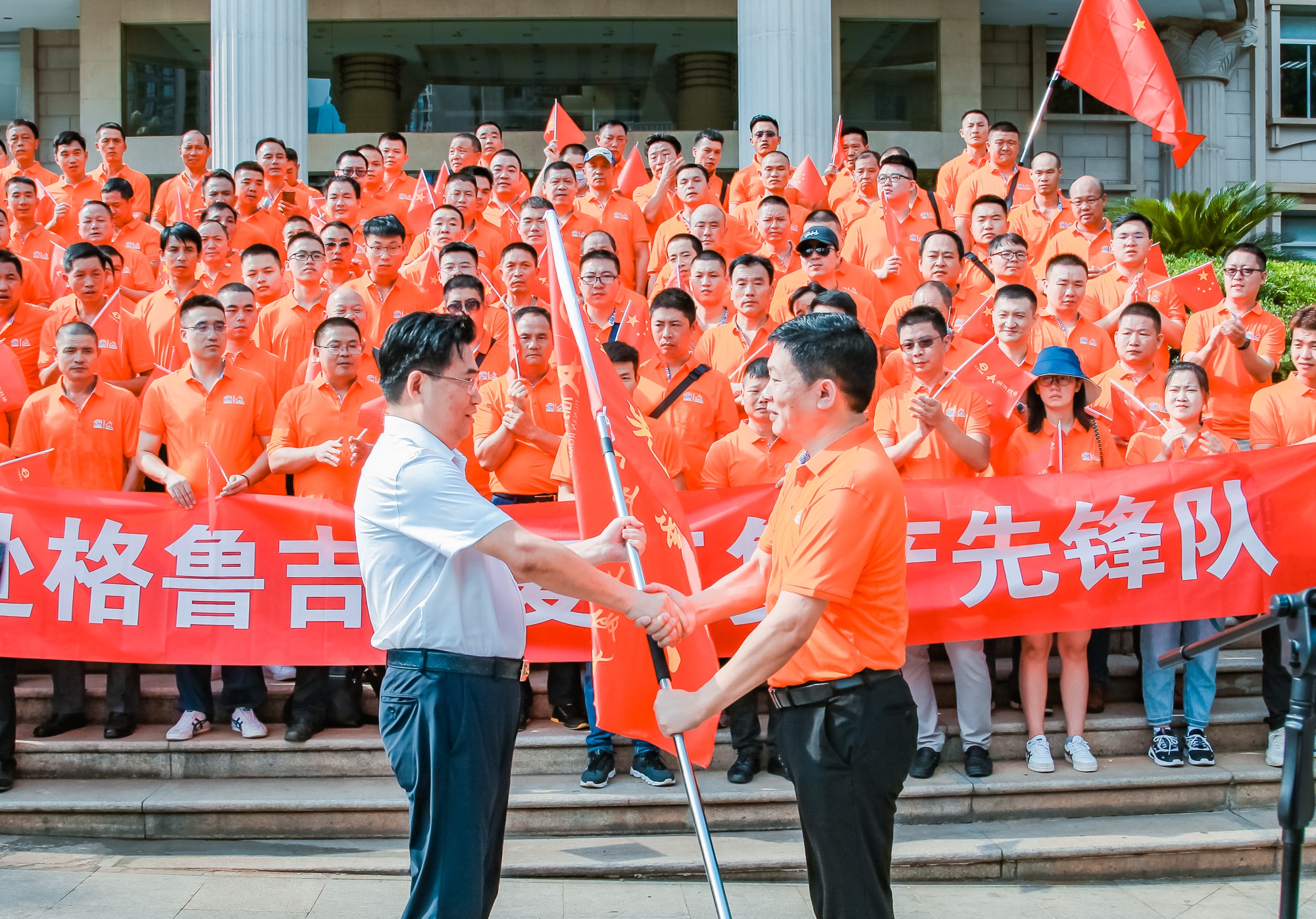 交水建集團(tuán)黨委書記、董事長(zhǎng)方聯(lián)民向赴格團(tuán)組領(lǐng)隊(duì)授旗.jpg