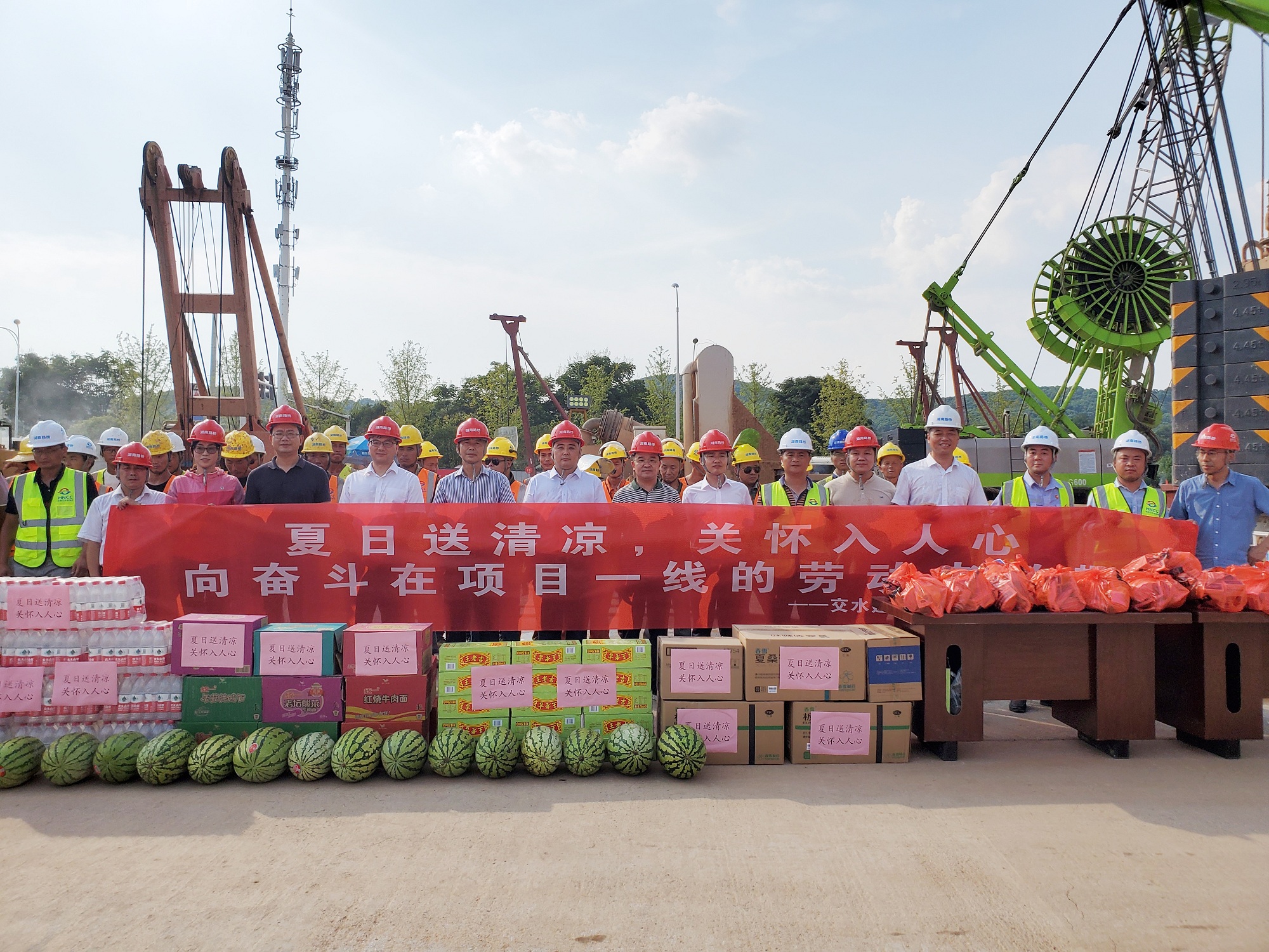 交水建集團到西環線送清涼慰問_副本.jpg