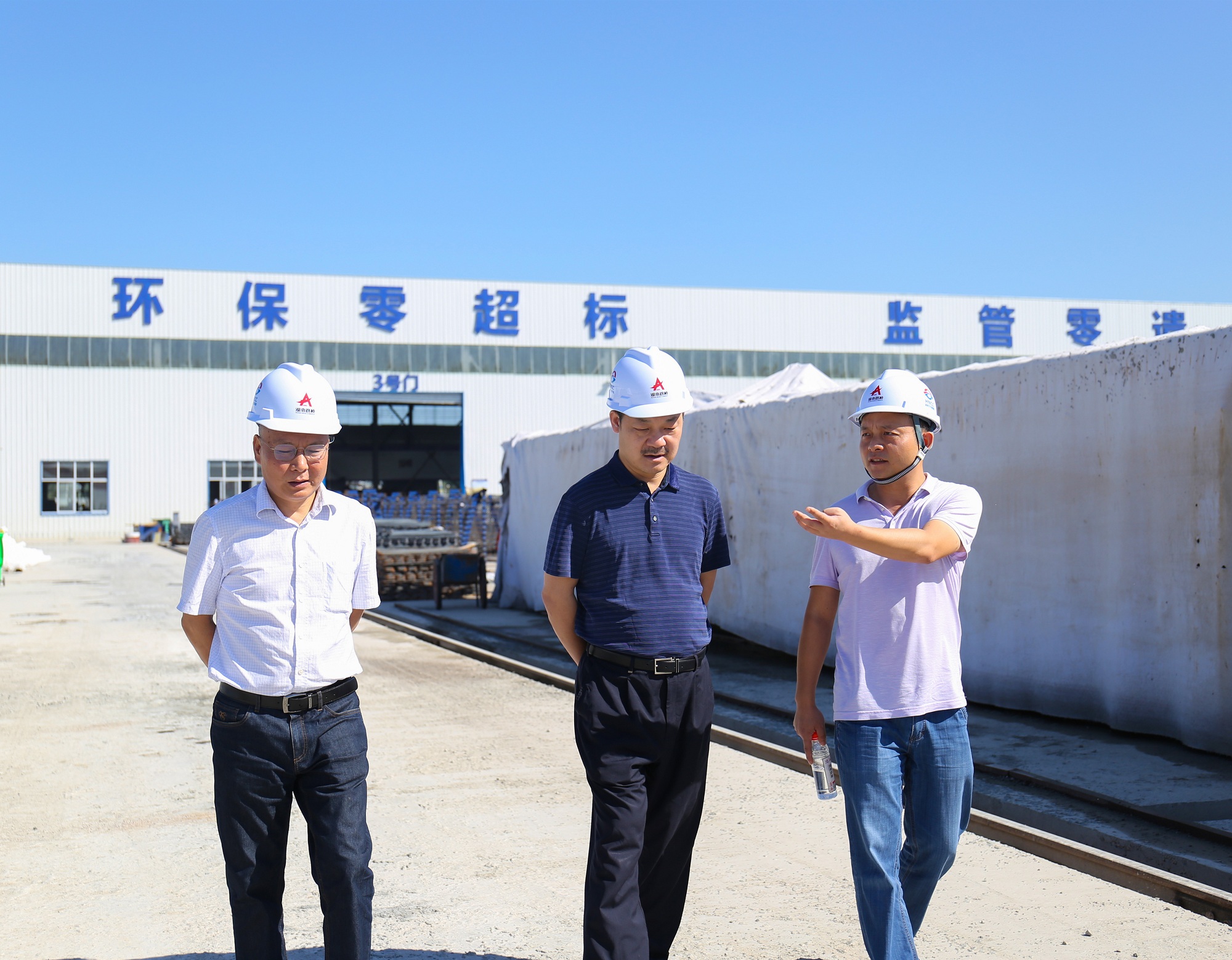 財(cái)務(wù)檢查一行人參觀制梁現(xiàn)場(chǎng)_副本.jpg
