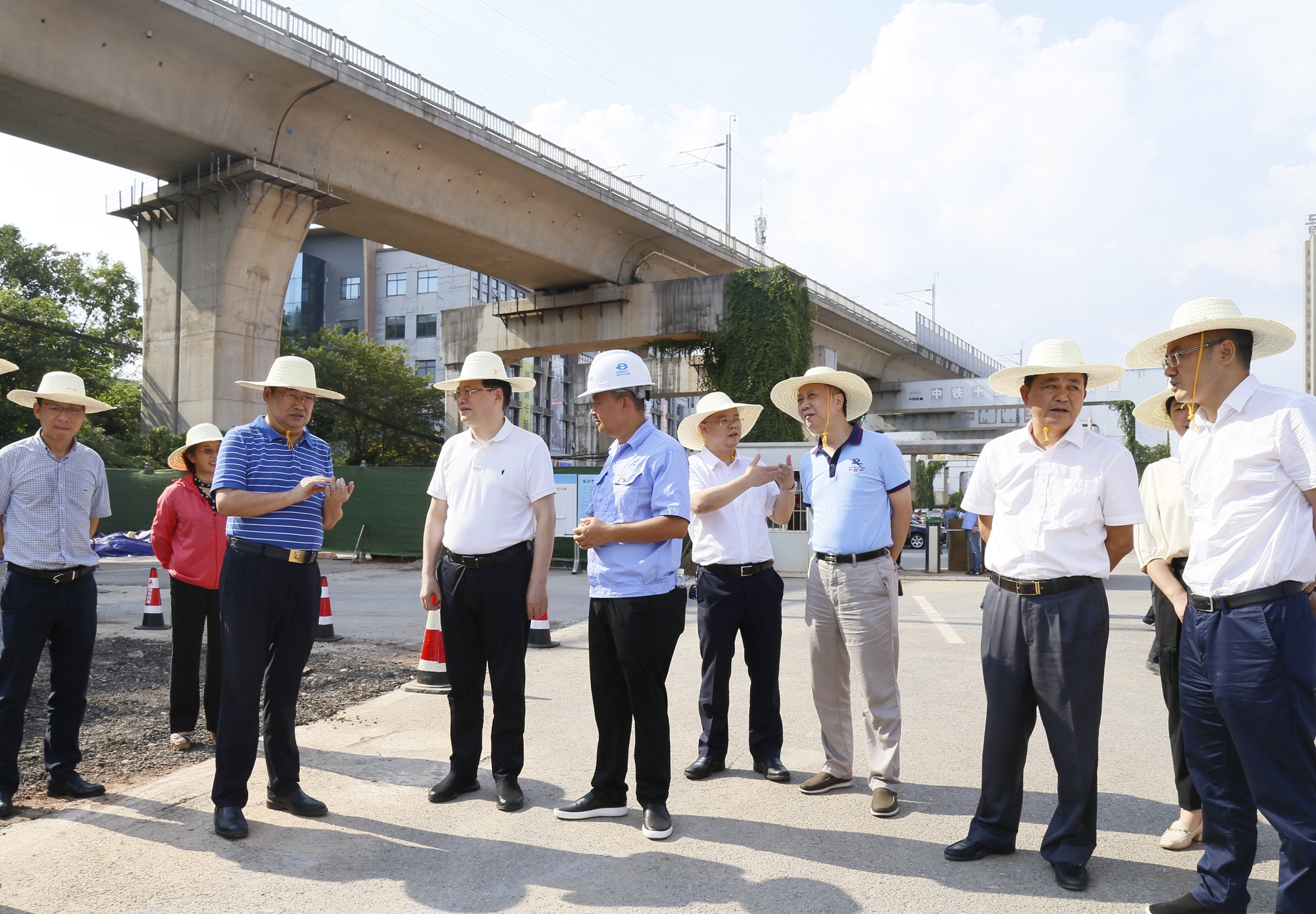 方聯(lián)民、周雄飛慰問(wèn)芙蓉大道快改項(xiàng)目調(diào)研慰問(wèn)_MG_2040_副本.jpg