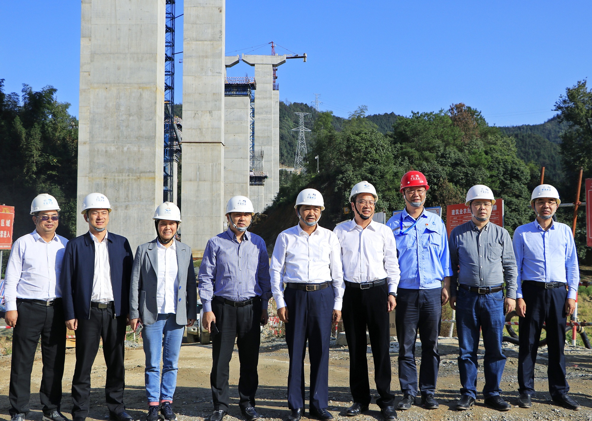周雄飛調(diào)研指導(dǎo)平伍7標項目建設(shè)_副本.jpg