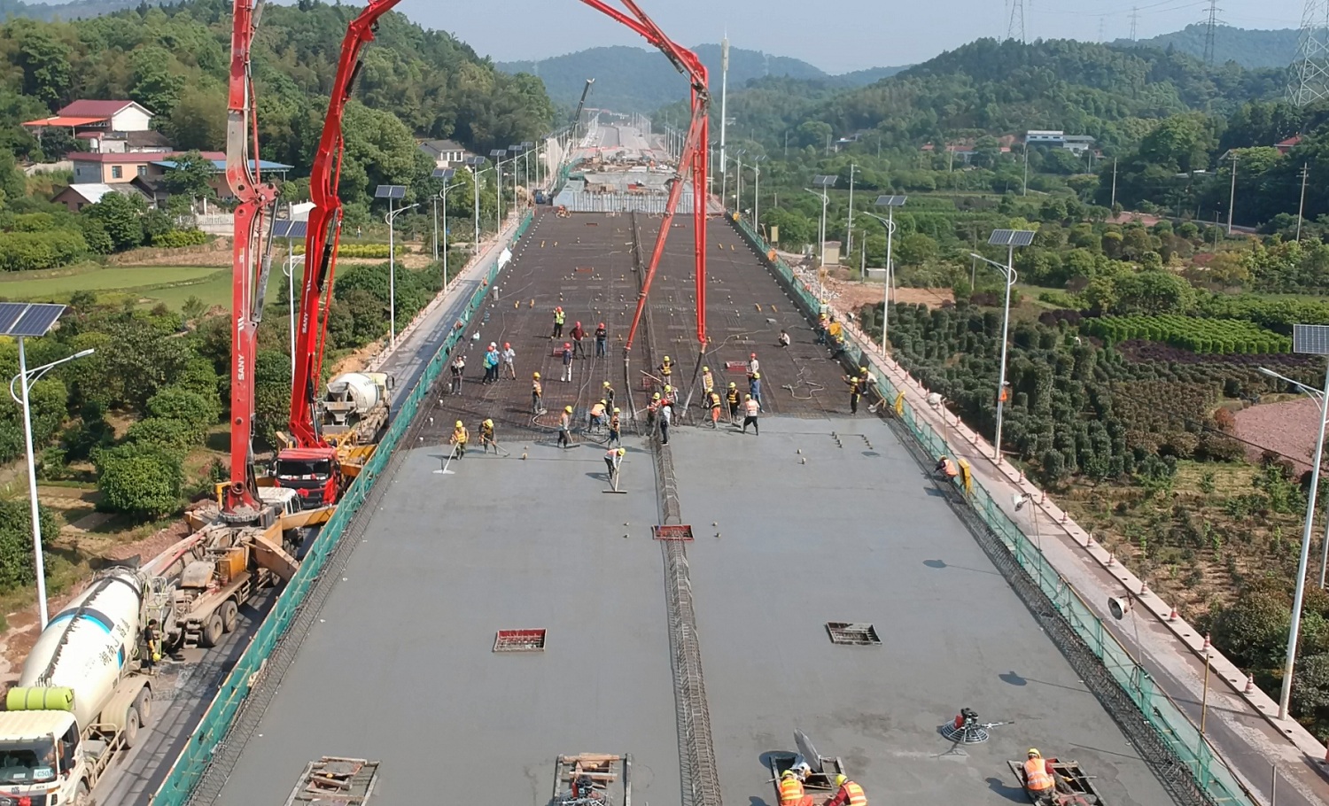 洞株路改擴(kuò)建項(xiàng)目橋面施工3_副本.jpg
