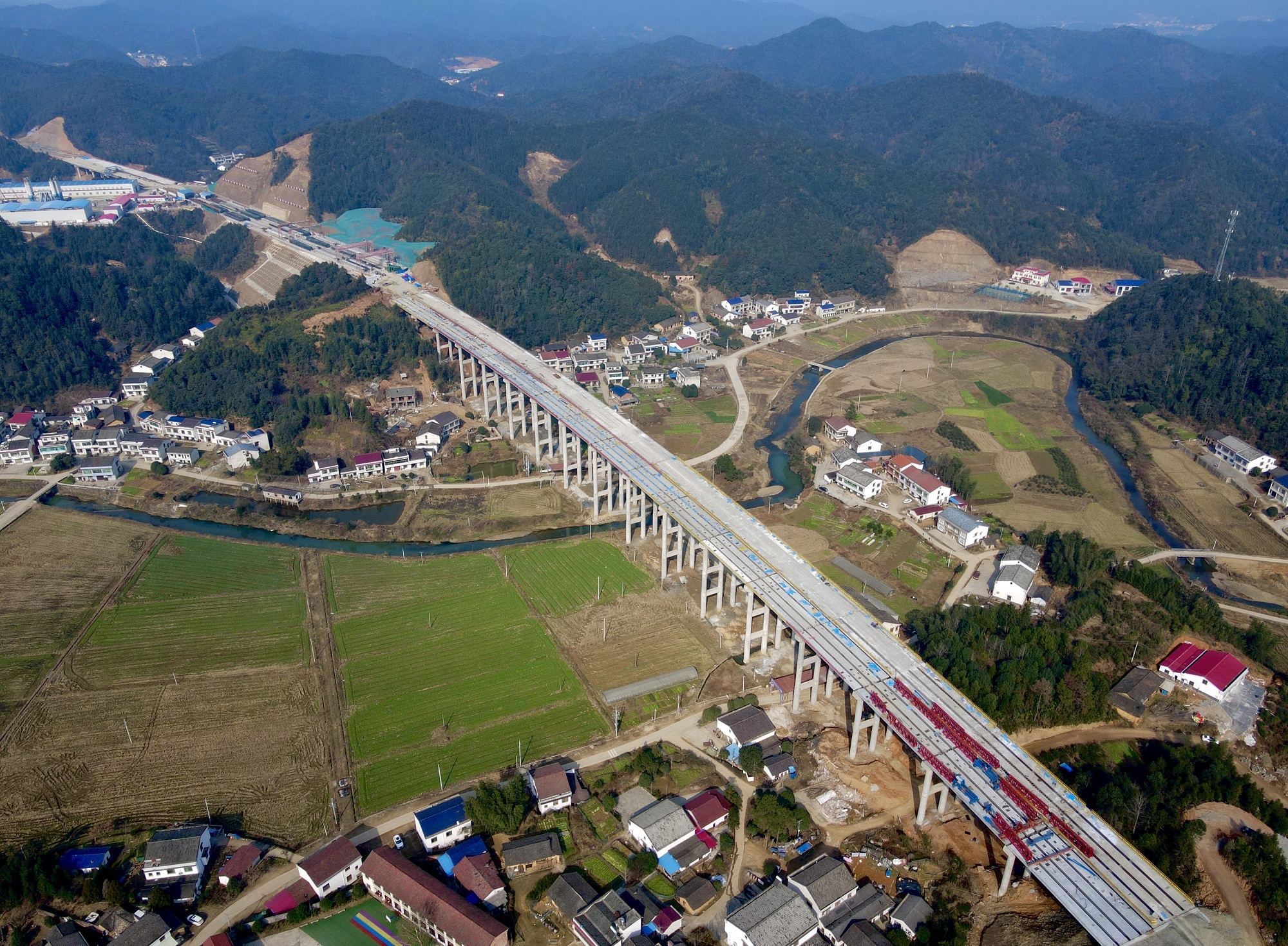 平益八標(biāo)清潭村大橋梁片架設(shè)完成7_副本.jpg