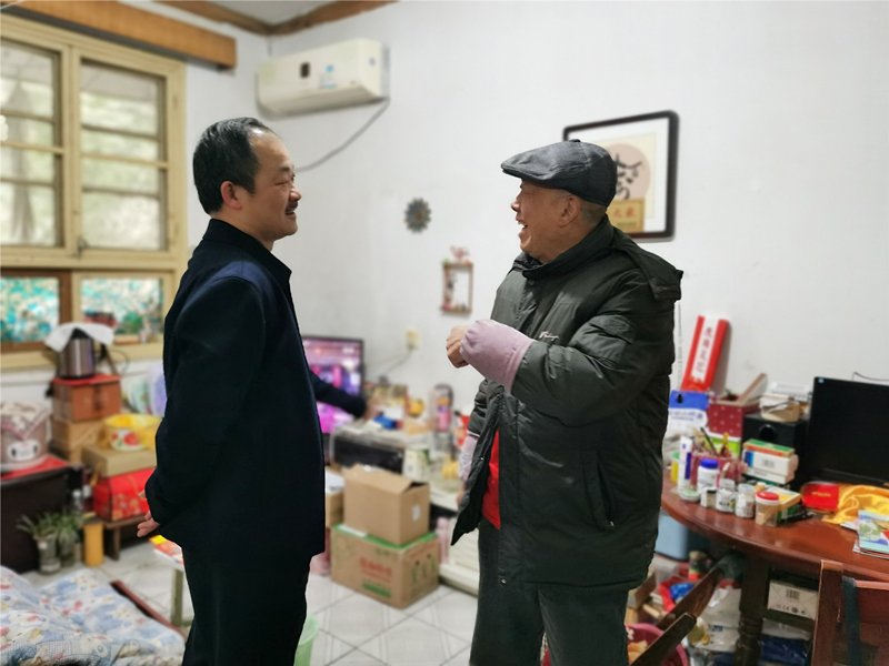 4、2月4日，湯向東慰問老領(lǐng)導(dǎo)易文林_副本_副本.jpg