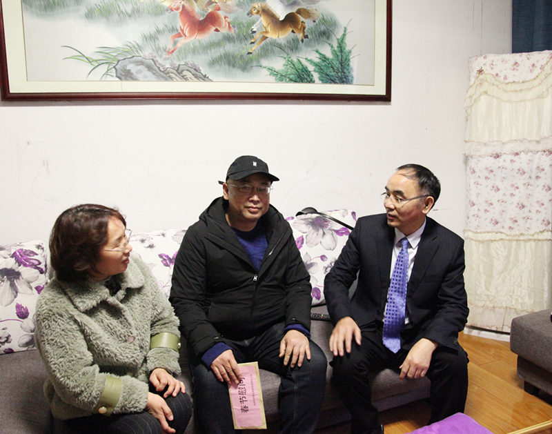 3、王術(shù)飛慰問周偉奇_9040_副本_副本.jpg