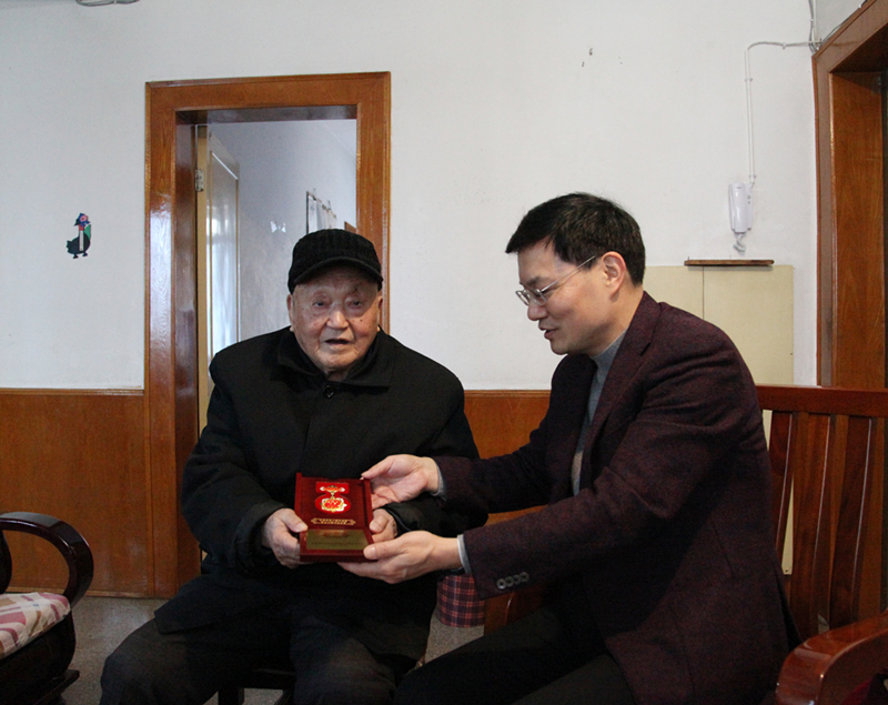 1、楊宏偉慰問老領(lǐng)導(dǎo)岳國民_8963_副本_副本.jpg