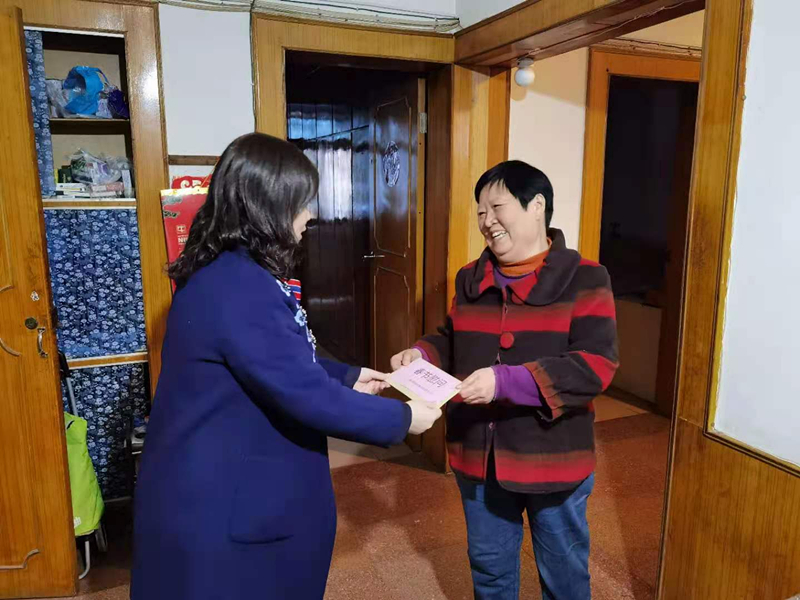 12、2月7日，李青慰問困難退休群眾唐名華_副本.jpg