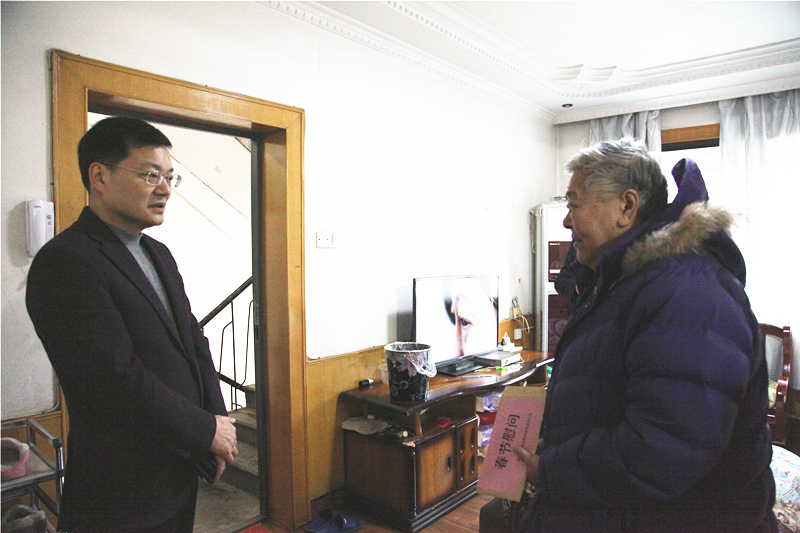 1、楊宏偉慰問困難職工李文及其母親_副本_副本.jpg