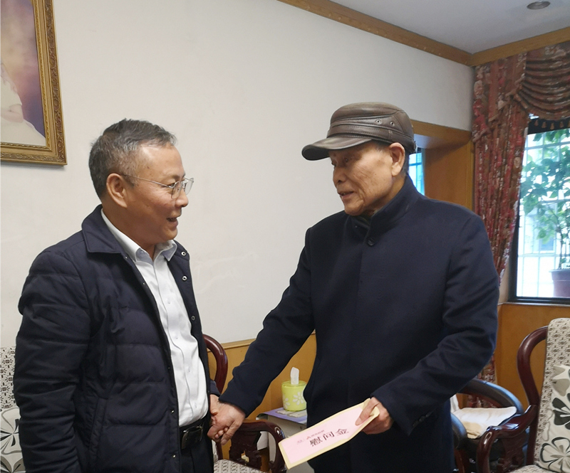 5、2月8日，陳國初慰問老黨員陳國斌_副本_副本.jpg