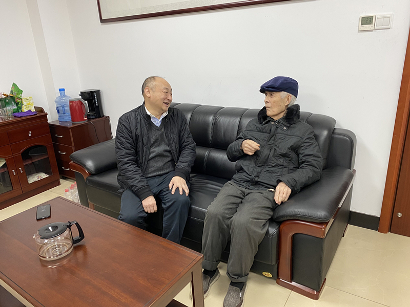14、2月8日，彭南越慰問離休干部雷岳_副本.jpg
