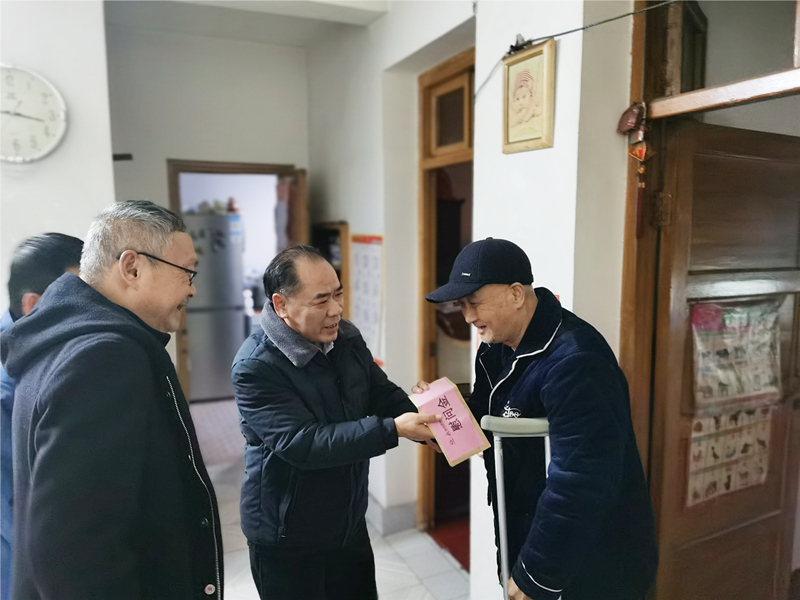 6、2月8日，盛希慰問黨員黃勵,到家中對其重病出院的父親。_副本_副本.jpg