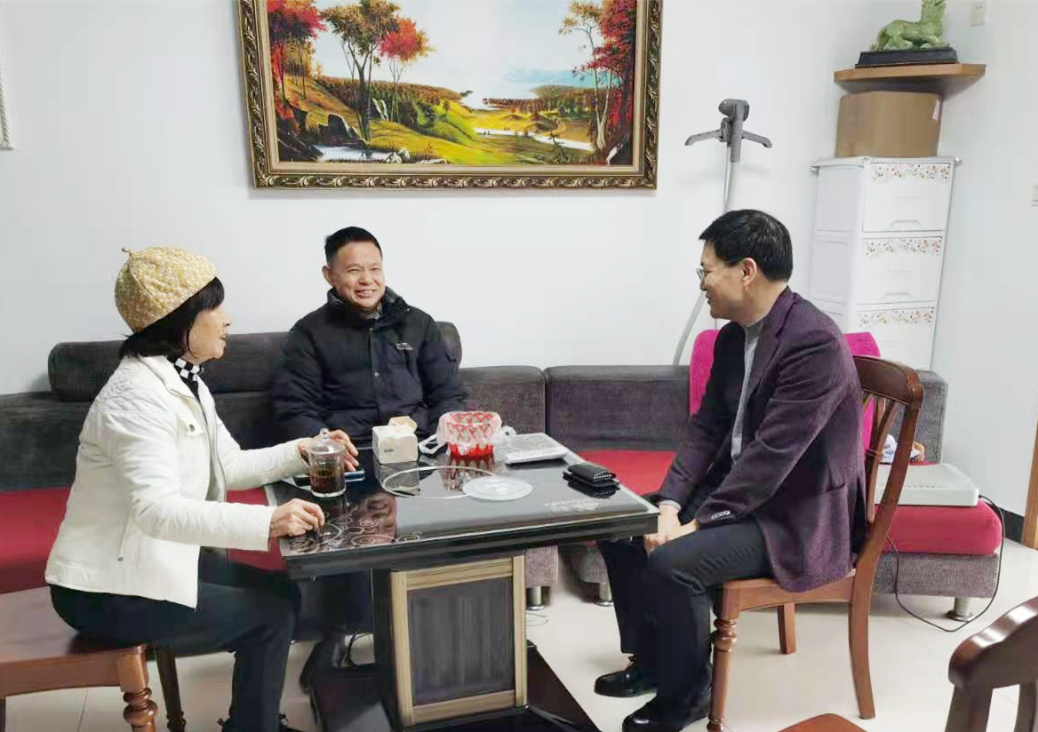 1、楊宏偉慰問老領(lǐng)導(dǎo)姜仕達(dá)和李潤章0_副本.jpg