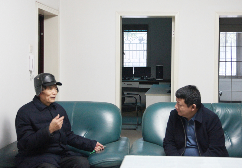 10、楊春會慰問老黨員吳同傲_8890_副本_副本.jpg
