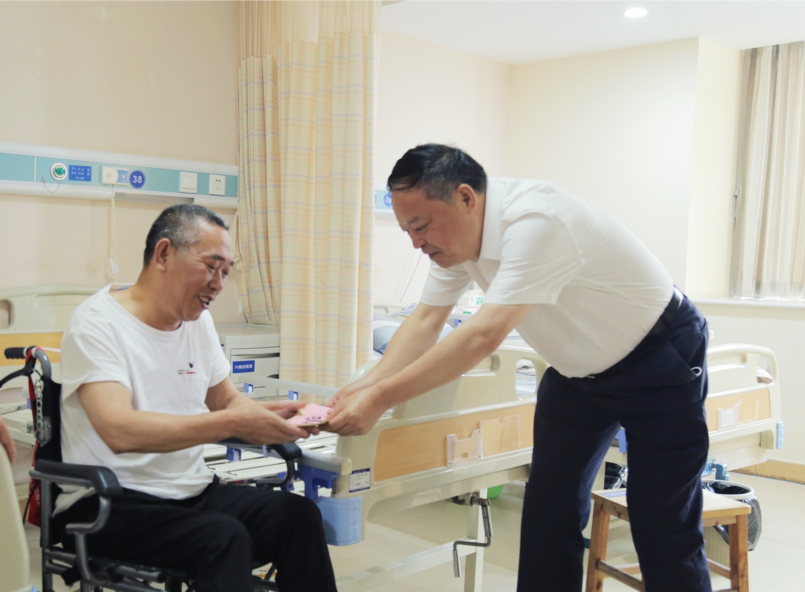龔智輝慰問王東世_副本.jpg
