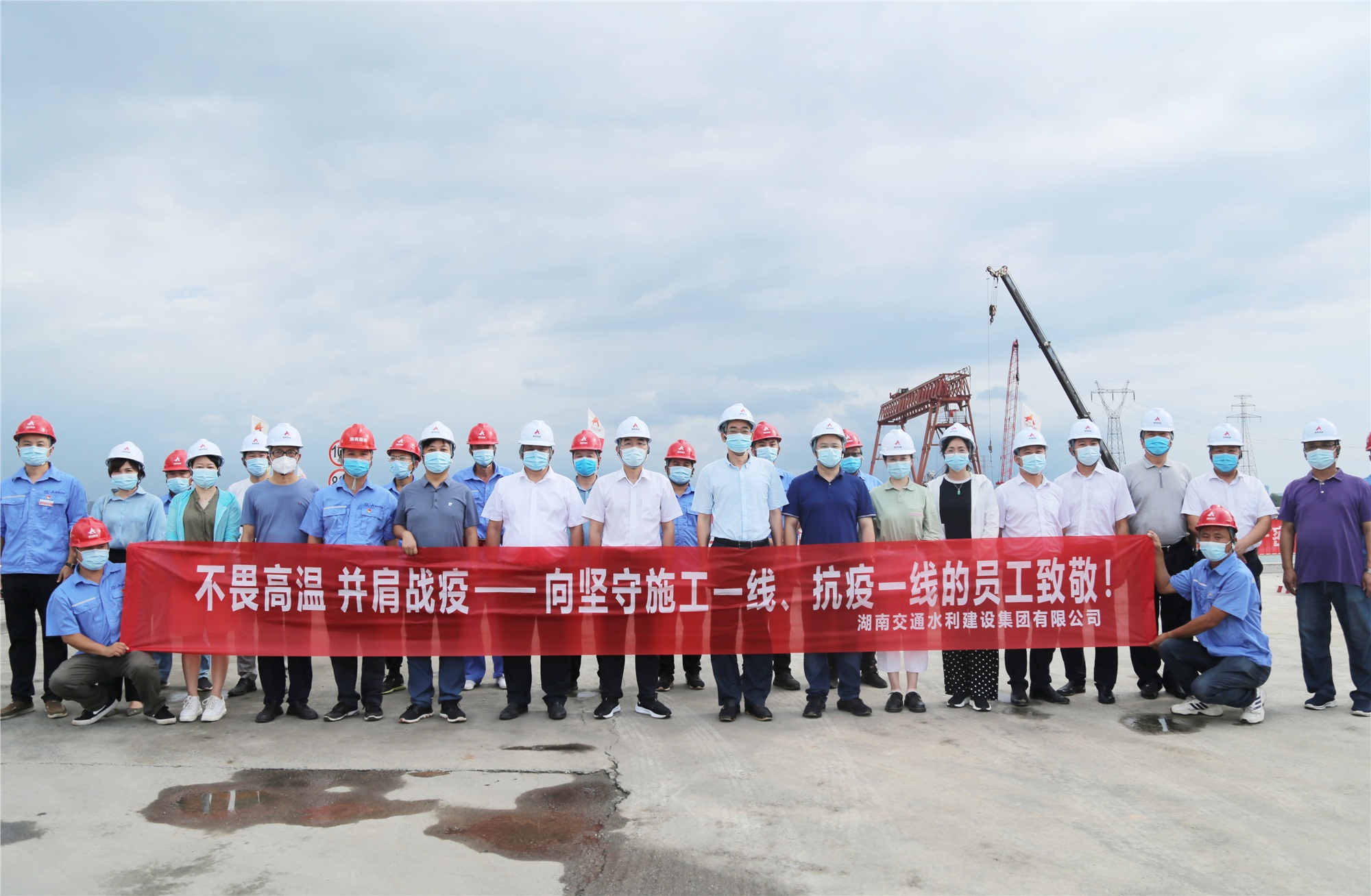 1.胡建華一行看望慰問香爐洲項(xiàng)目一線人員（前排中）_副本.jpg