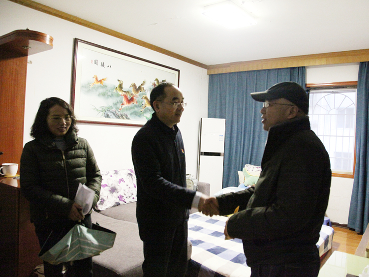 5王術飛慰問周偉奇IMG_1978_副本.jpg