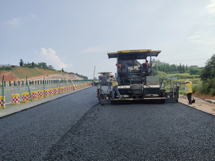 20220802 白新一標開啟全線首段瀝青攤鋪作業.jpg