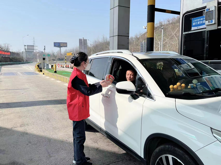醴陵東收費站收費廣場志愿服務1.jpg